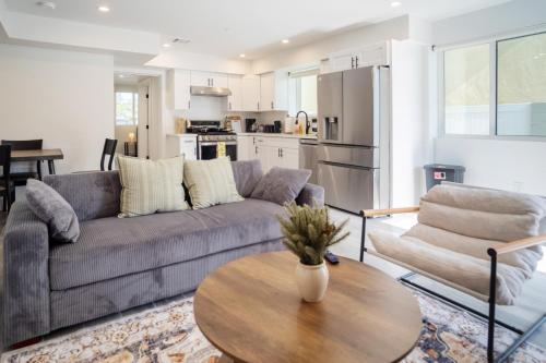 Cozy LA Retreat Near USC Steps to Koreatown & Downtown, Los Angeles