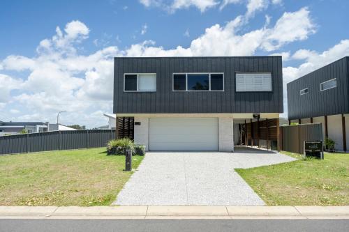 Aura Apartment - LJHooker Yamba - Tap to explore photos