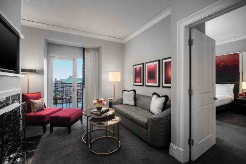 ONE BDRM TERR SUITE W/ FIREPLACE ACC RI SHWR