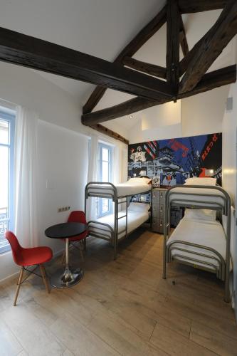 The 3 Ducks Eiffel Tower by Hiphophostels - image 8