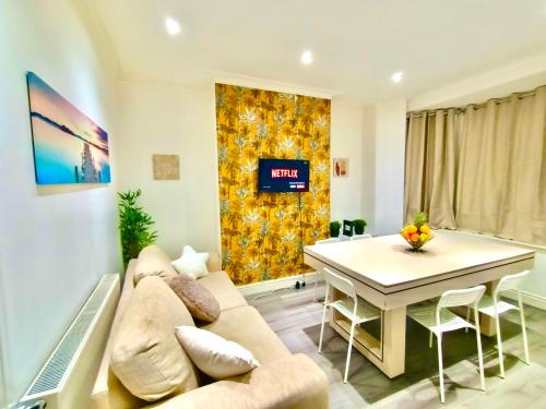 Liverpool 4 Bed Home Sleeps 18 Free Parking, Liverpool (photo 5)