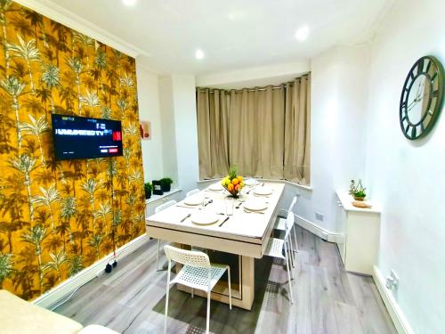 Liverpool 4 Bed Home Sleeps 18 Free Parking, Liverpool (photo 4)
