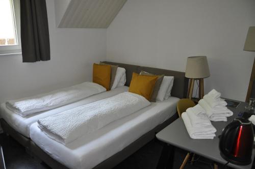 2 twin beds