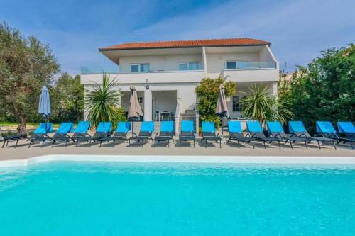 Royal choice with pool
