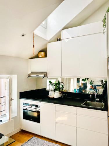 Cozy Parisian Loft Apartment in Le Marais - image 2