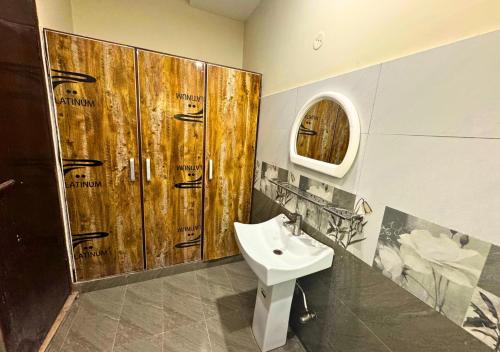 Dove inn Hotel near Shaukat Khanum Hospital – Lahore, WI