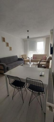 2 bedrooms, 3 beds