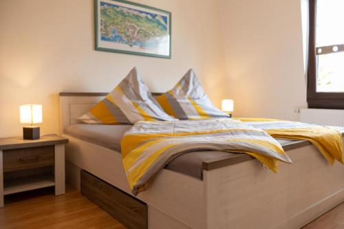 1 queen bed, 1 sofa bed