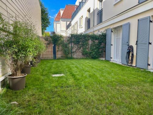 Kert, Modern family 3 bedroom apartment in the center of Maisons-Laffitte in Maisons-Laffitte