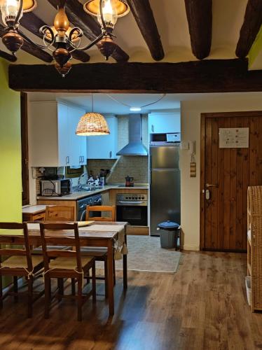 кухня, Casa Pilar situada en la capital del Somontano in Барбастро