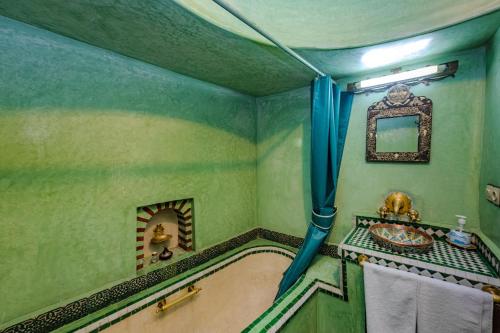 room detail thumbnail 2