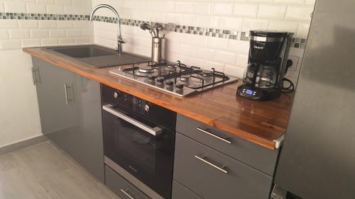 Kitchen, Chambre Carnaval Abymes Guadeloupe in Les Abymes