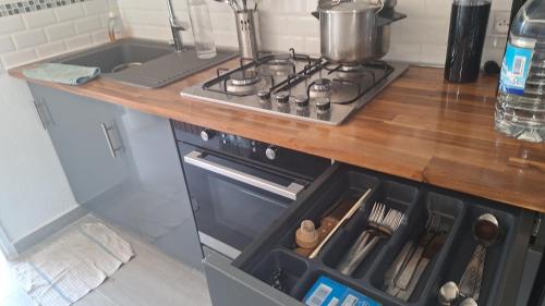 Kitchen, Chambre Carnaval Abymes Guadeloupe in Les Abymes