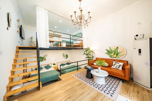 1 queen bed, 2 double beds