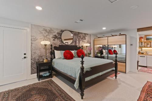 The Lilly- Enchanting Downtown Studio