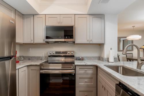 Only four short blocks to the ocean outdoor pool hot tub grilling picnic tables - image 7