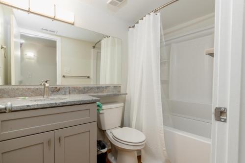 Only four short blocks to the ocean outdoor pool hot tub grilling picnic tables - image 14