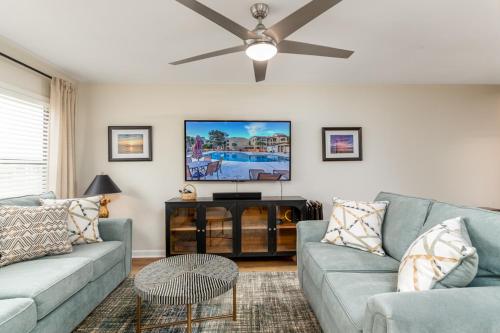 Only four short blocks to the ocean outdoor pool hot tub grilling picnic tables - image 13