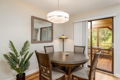 Only four short blocks to the ocean outdoor pool hot tub grilling picnic tables - image 9