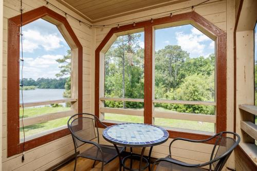 Only four short blocks to the ocean outdoor pool hot tub grilling picnic tables - image 5