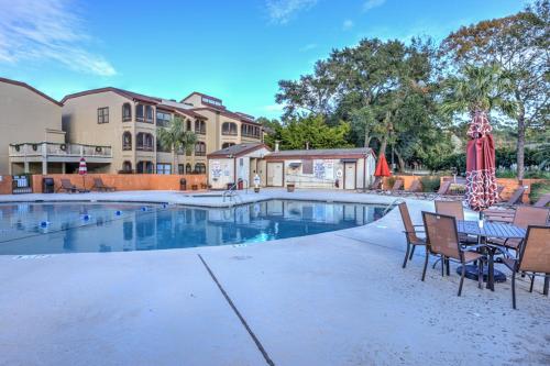 Only four short blocks to the ocean outdoor pool hot tub grilling picnic tables - image 4