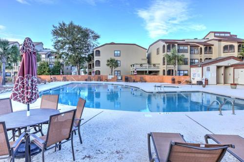 Only four short blocks to the ocean outdoor pool hot tub grilling picnic tables - image 8