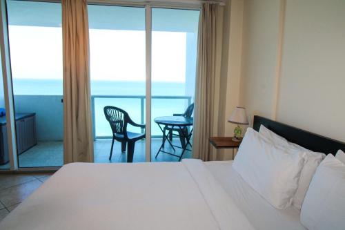 Castle 830 OceanView Balcony Studio, Pool, Tennis, Free Parking in Miami Beach, USA