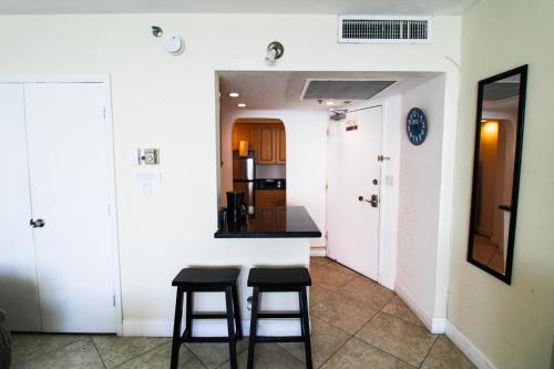 Castle 830 OceanView Balcony Studio, Pool, Tennis, Free Parking in Miami Beach, USA