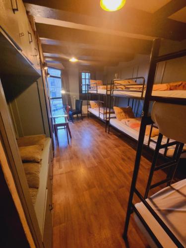room detail thumbnail 1