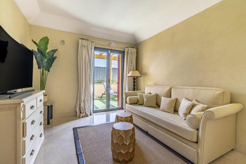 Polo Royale Waterfront Luxury Apt - 3 terraces and pool in 托雷古亞迪亞羅