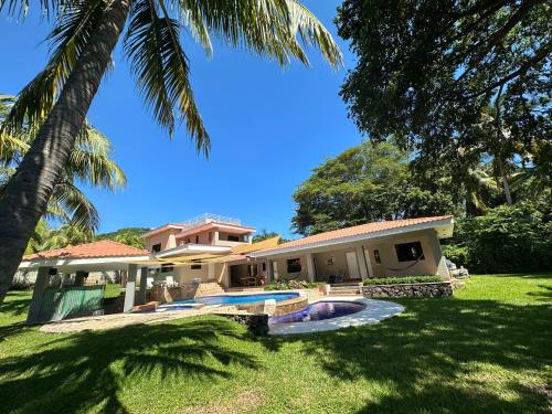 Vistas, Beach On The Rocks in El Zonte