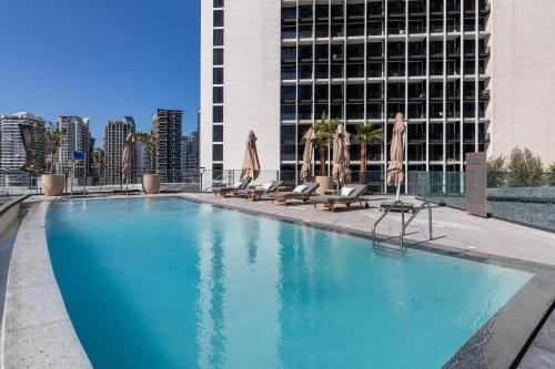 Luxury 3Br 3Ba Burj View Unforgateble Sunset by Simply Comfort - image 14