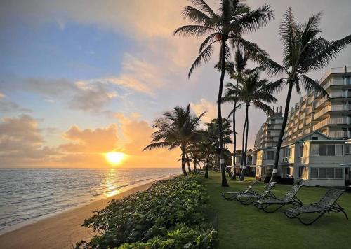 Beachfront Condo With Ac - Kalaeʻōʻio Beach Park