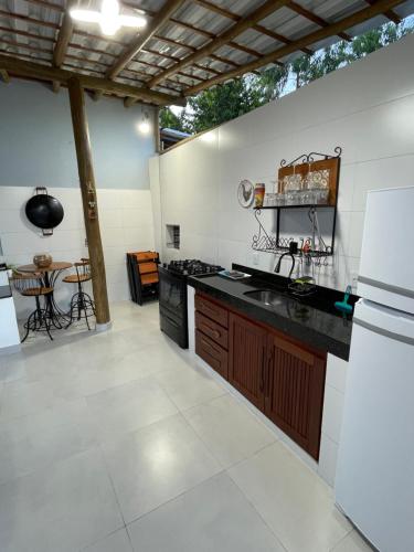 Casa Ecológica 7 - Condomínio localizado a 2km das Praias, com 3 quartos equipados com ar-condicionado, Piscina e Área Gourmet