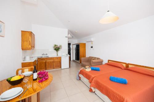 Tavros Hotel Apartments - image 9