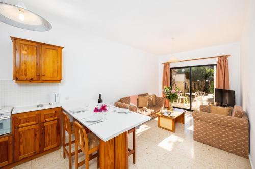 Tavros Hotel Apartments - image 8