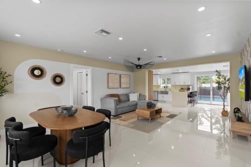 Shared lounge/TV area, Miami Japandi Style Pool - BBQ in Olympia Heights