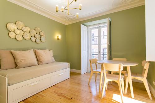 Historical Center, Large 2 Bedroom Apartment, Bright & Stylish, Lisabon