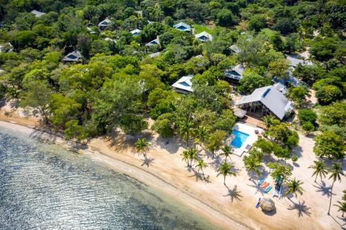Updated Beachfront Paradise Infinity Pool Roatan in Palmetto Bay