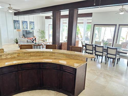 Updated Beachfront Paradise Infinity Pool Roatan in Palmetto Bay