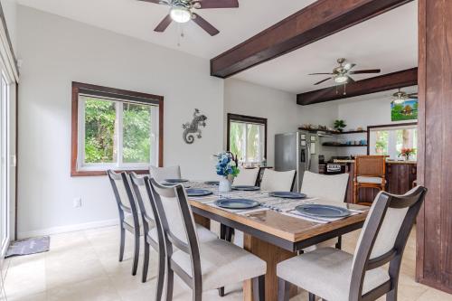 Updated Beachfront Paradise Infinity Pool Roatan in Palmetto Bay