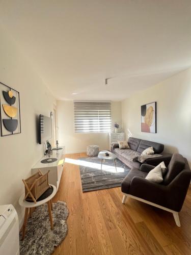 1 queen bed, 1 sofa bed