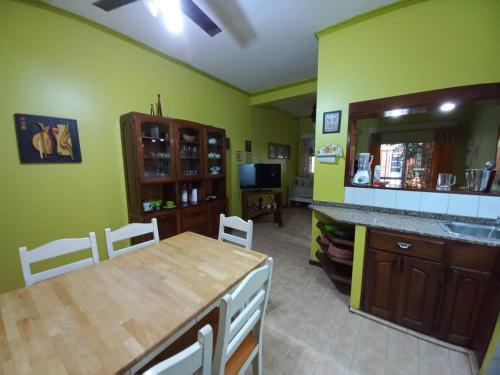 Casa centrica amplia con patio in Roque Sáenz Peña