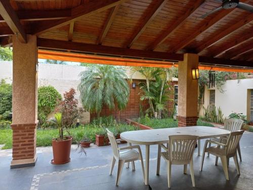 Casa centrica amplia con patio in Roque Sáenz Peña