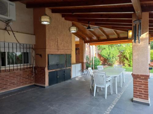 Casa centrica amplia con patio in Roque Sáenz Peña