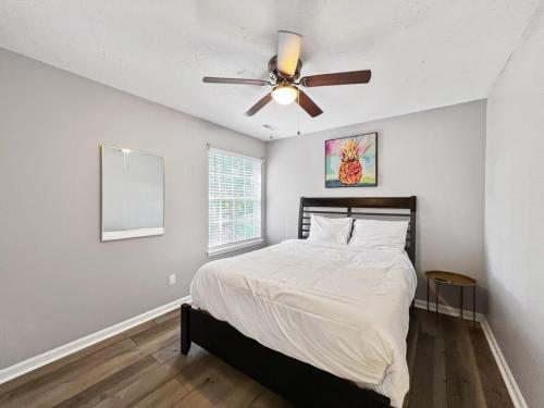 The Paramour comfy home with ground floor bedroom and fenced in yard The Paramour comfy home with ground floor bedroom and fenced in yard