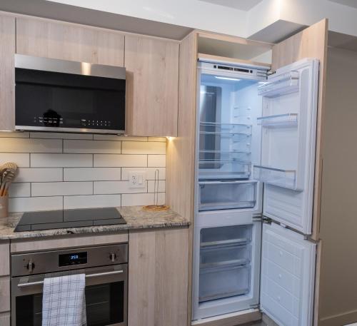 Deluxe Double Room (2 Adults + 1 Child) image 10