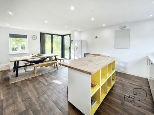 virtuve, Hên Stablau - Spacious Pet-Friendly Welsh Retreat by PolkaStays (Hen Stablau - Spacious Pet-Friendly Welsh Retreat by PolkaStays) in Llangwm (Conwy)
