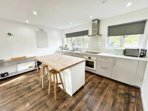 virtuve, Hên Stablau - Spacious Pet-Friendly Welsh Retreat by PolkaStays (Hen Stablau - Spacious Pet-Friendly Welsh Retreat by PolkaStays) in Llangwm (Conwy)