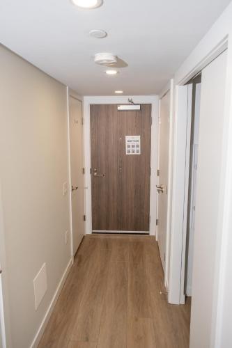 Single Room with Shared Shower and Toilet image 10